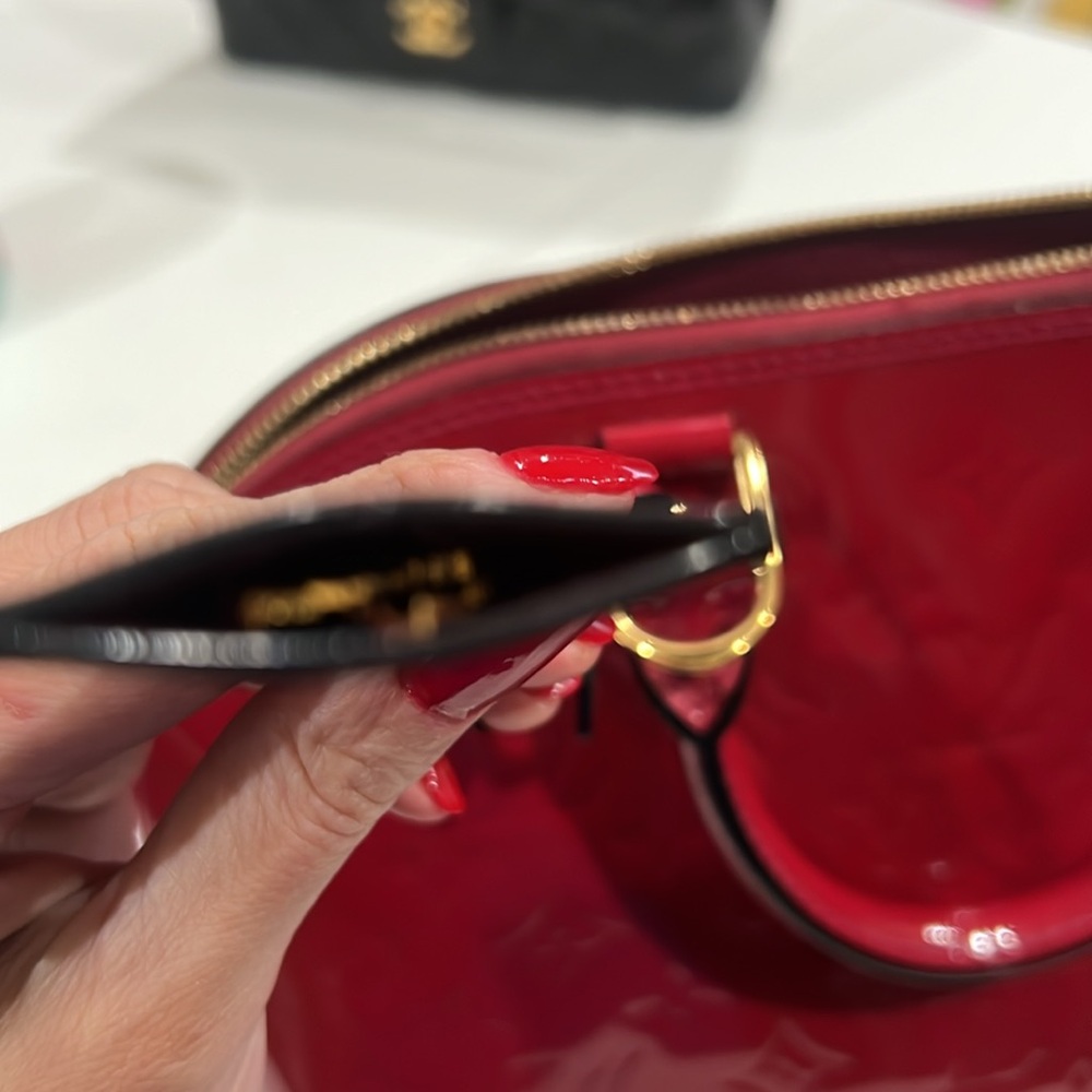 Louis Vuitton - Picture 2 of 12